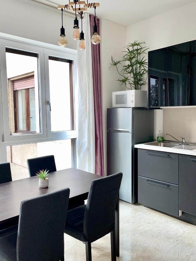 The White House, Modern In Center Apartment Mailand